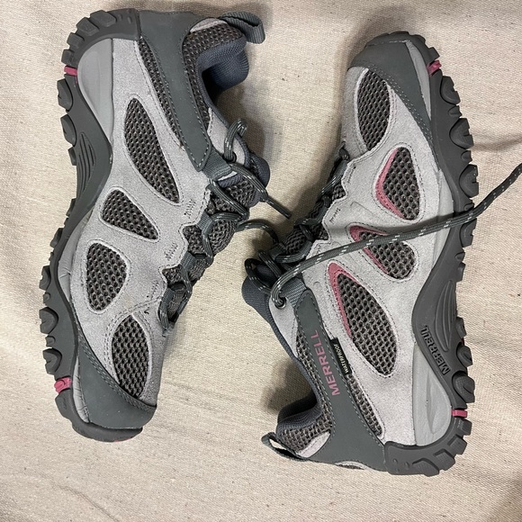 BRAND NEW merrell waterproof hiking shoes - Picture 5 of 6